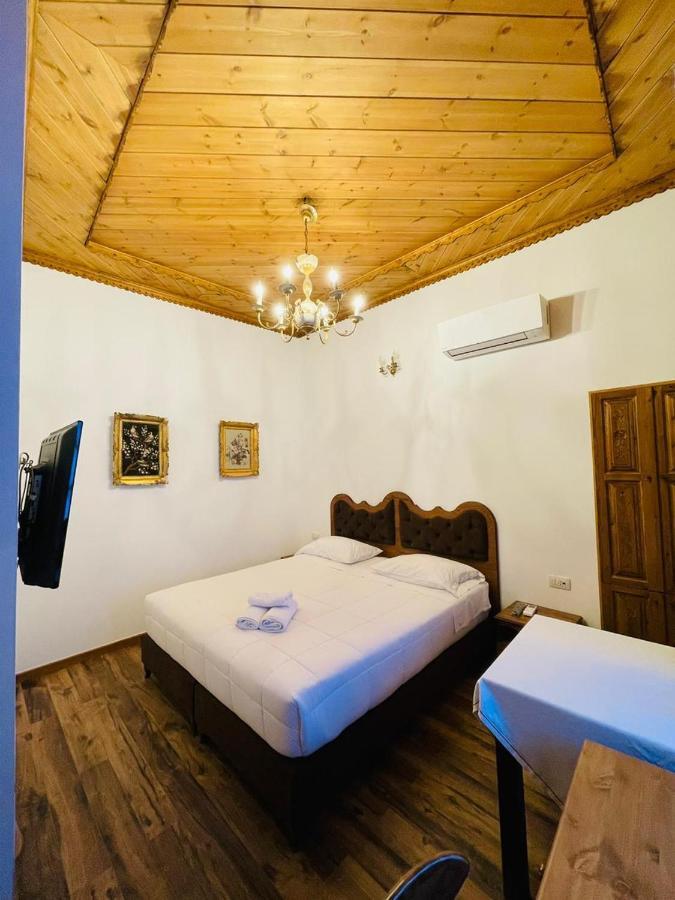 Boutique Hotel Praga Gjirokaster Bilik gambar