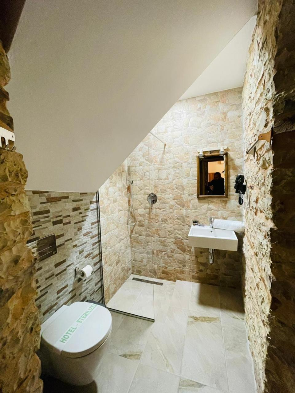 Boutique Hotel Praga Gjirokaster Bilik gambar
