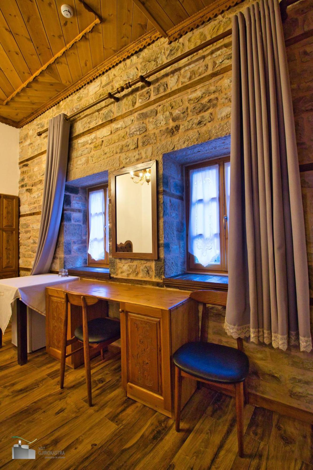 Boutique Hotel Praga Gjirokaster Bilik gambar
